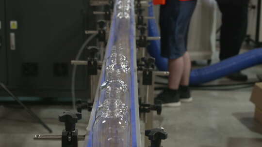 模制塑料PET瓶在传送带上移动