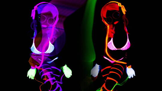 女人穿着发光的衣服跳舞视频素材模板下载