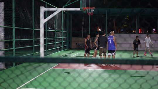 篮球场小区校区球场夜晚打篮球视频素材模板下载