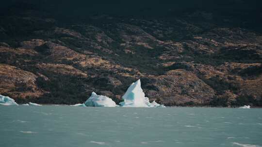 从帆船上看到的阿根廷湖上的冰山。-广角镜