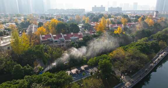 喷雾洒水车清洁空气抗击雾霾成都秋天的银杏