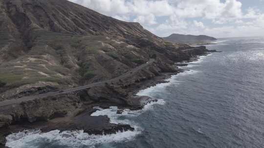 沿海山脉和道路的无人机镜头