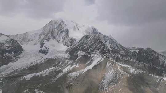 航拍西藏拉萨琼穆岗嘎雪山风景视频素材模板下载