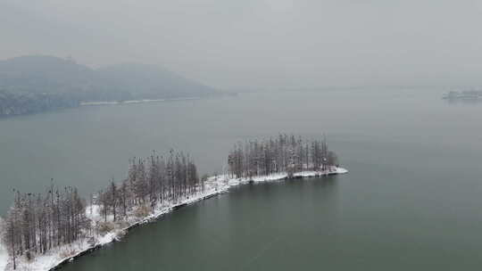 航拍武汉龙泉山雪景湖面树木