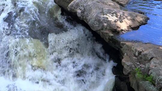 水流冲击着岩石视频素材模板下载