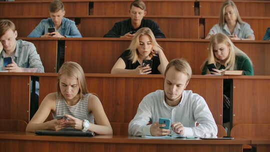 学生在大学课堂上在线聊天