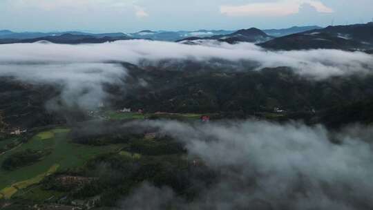 航拍云雾缭绕的群山风光