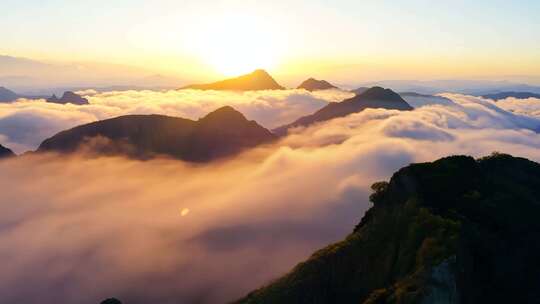 山峦云海日出美景