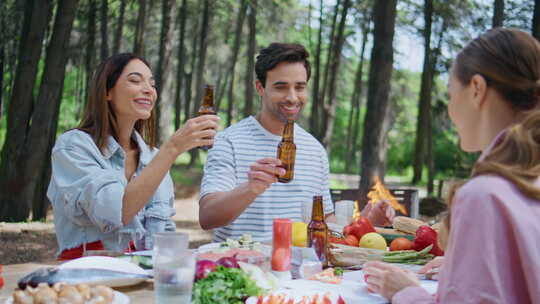 朋友笑森林野餐在Bbq派对特写快乐的人