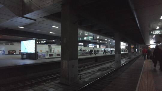 北京火车站进站4K实拍视频素材模板下载