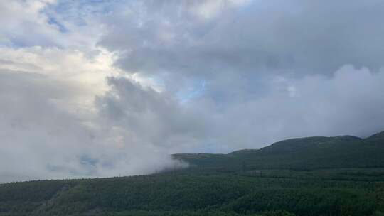 多云天气下的山林风景