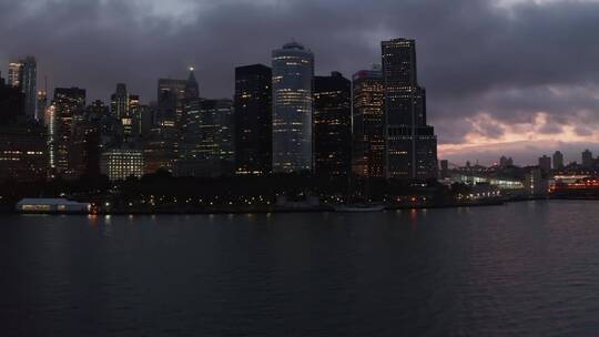 夜间水面上的天际线景观