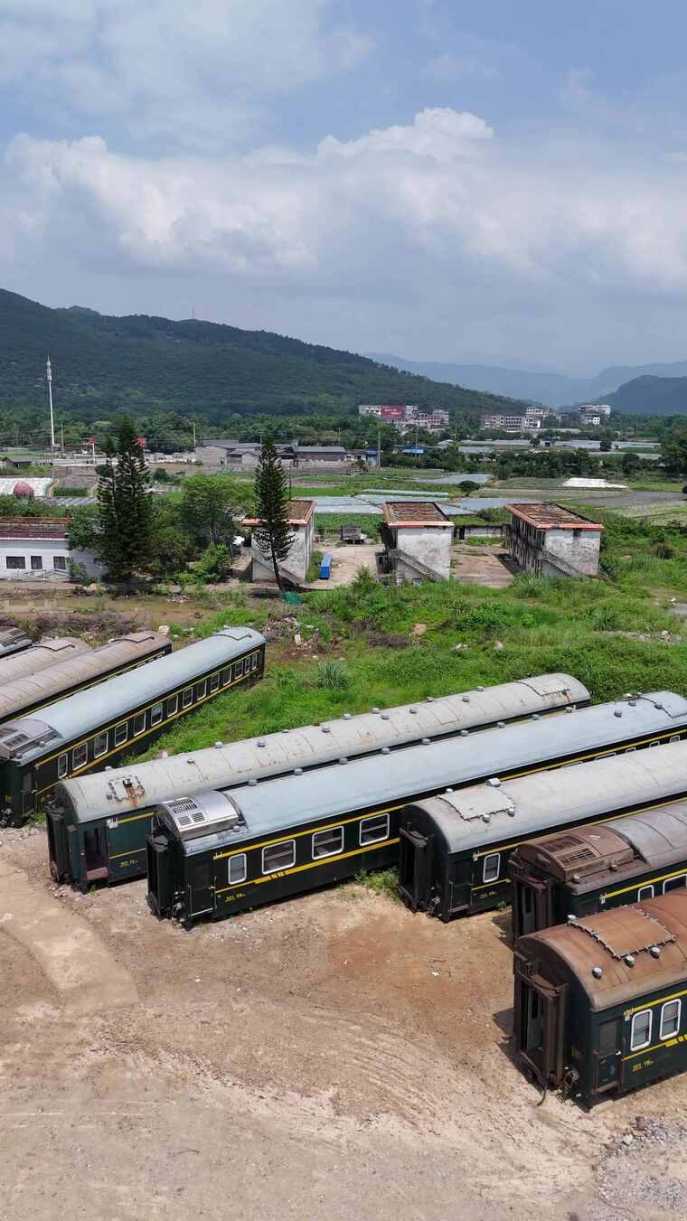 废弃火车车厢鸟瞰全景