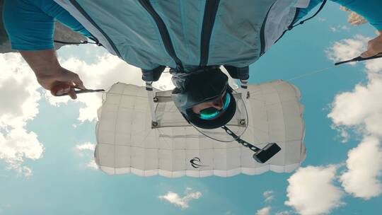 冒险者穿着翼服在山间滑翔 视频素材模板下载