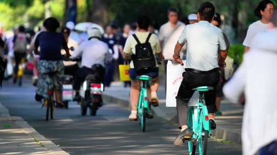 炎炎夏日城市车流人群