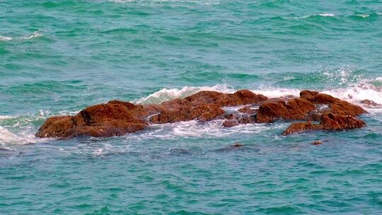 海景海面上风浪拍打礁石