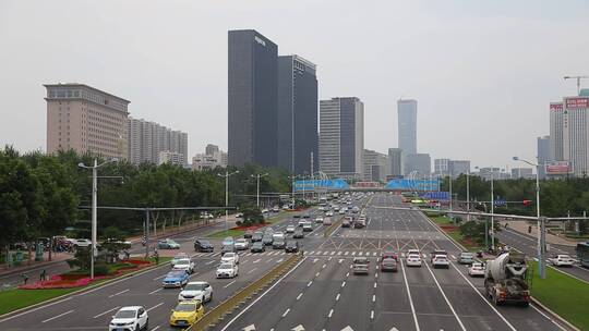 济南主干道经十路沿岸绿化建筑、车流