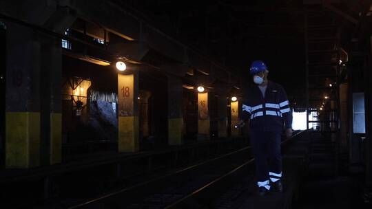 夜晚工人工作画面 电厂 煤场 工人巡逻