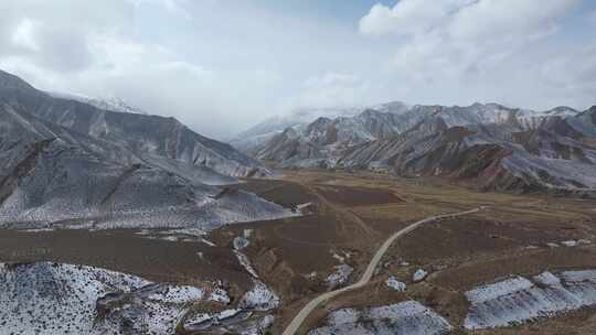 航拍青海德马高速旁的巴颜喀拉山谷