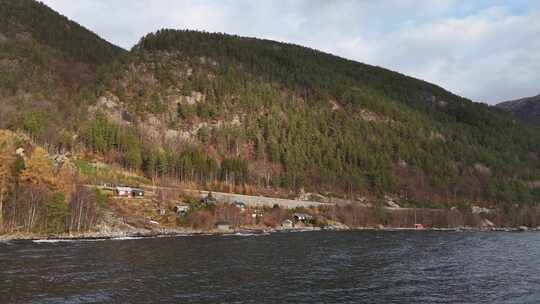 挪威峡湾森林悬崖边的乡村小屋