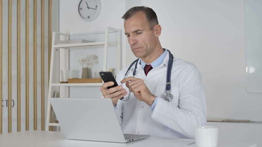 医生使用智能手机上网