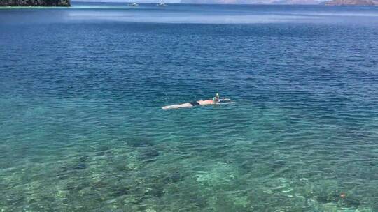 男人在海滩附近游泳