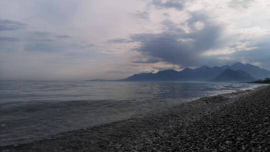 海浪拍打海岸