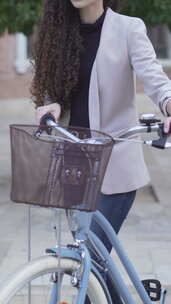 摩洛哥女士穿着休闲装骑自行车在户外散步日