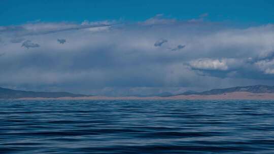 青海湖延时、蓝色湖水、蓝天白云