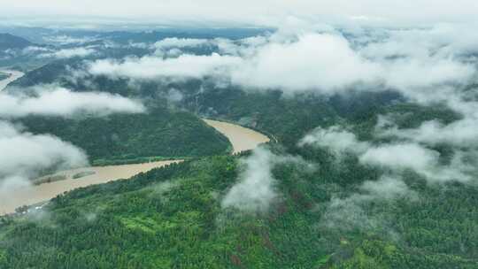 山间云雾缭绕河流村庄全景