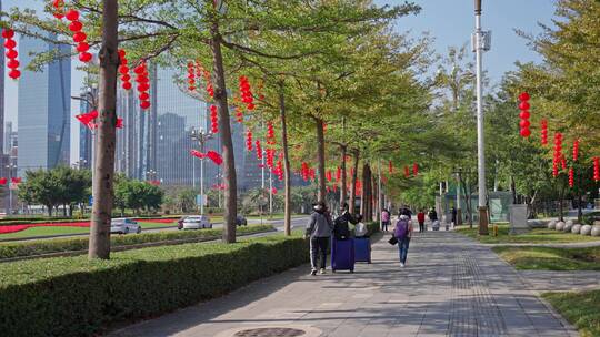 城市新年挂春节红灯笼