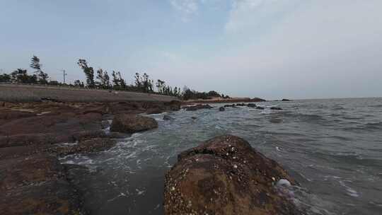 沙滩海浪礁石航拍大海海岸线穿越机飞越海面