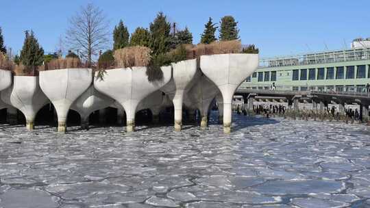 造型独特的水上建筑及周边景致