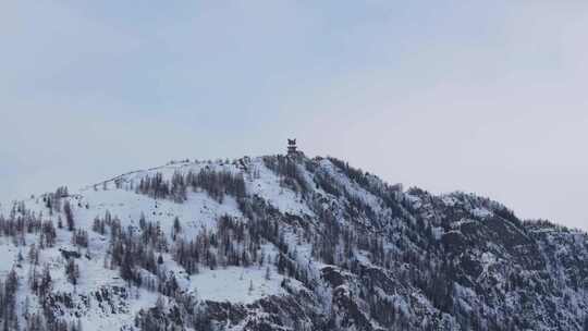 冬季喀纳斯河流晨雾雪山森林冰河观鱼台雪景