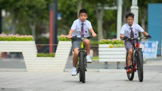 小学生活动毕业奔跑运动毕业博士服毕业季