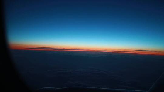 飞机上飞行时拍摄的日落