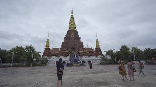 旅游者参观泰式佛庙素材