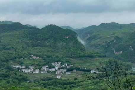 山区村落雨雾