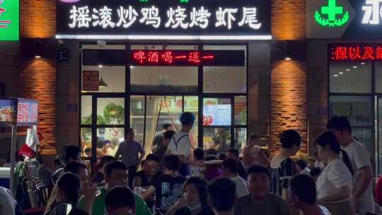 清真饭店虾尾路边摊吃饭的人变焦