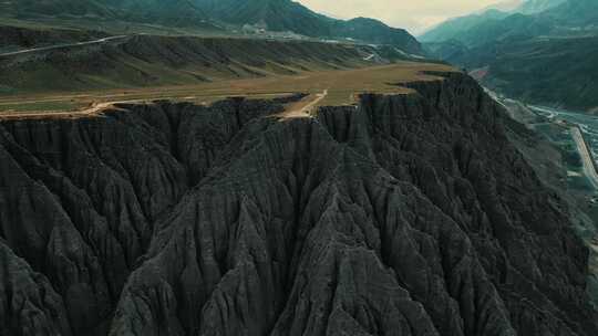 航拍壮丽的山地峡谷景观