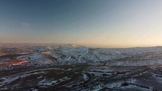 日落时雪山景观的无人机镜头