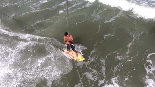 一个男人在水里骑冲浪板