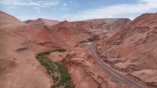 新疆吐鲁番火焰山木头沟河谷公路旅行风光