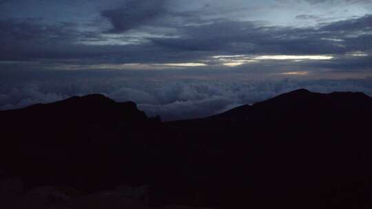 令人惊叹的黎明时间流逝，火山山顶上有太阳