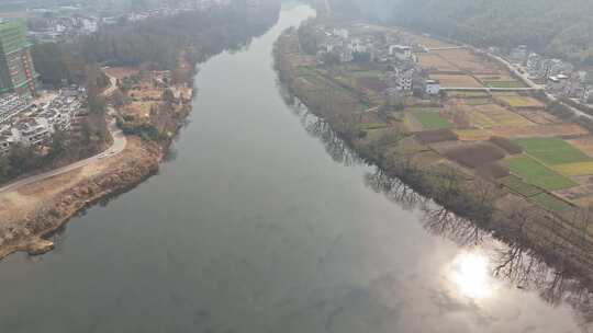 流经安徽休宁县龙湾村的率水河畔周边风景