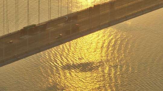 航拍大桥及江面金色光影