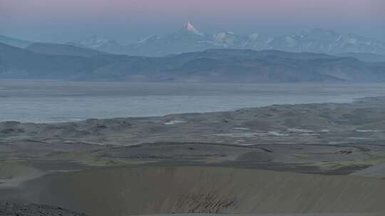 西藏日喀则仲巴五彩沙漠雪山美景日出延时