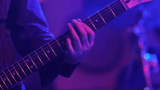 吉他手在舞台上弹电吉他视频素材模板下载