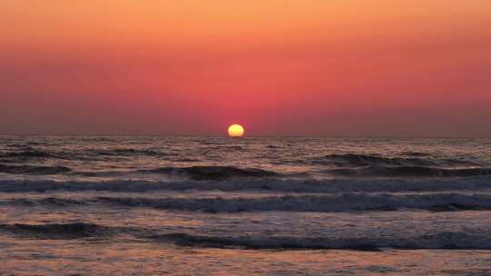 海滩日落海边夕阳海浪翻滚唯美夕阳风景视频素材模板下载