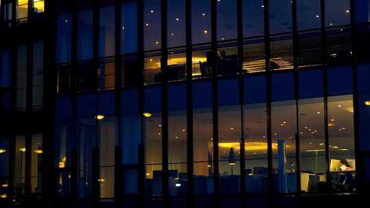写字楼内员工夜晚加班场景